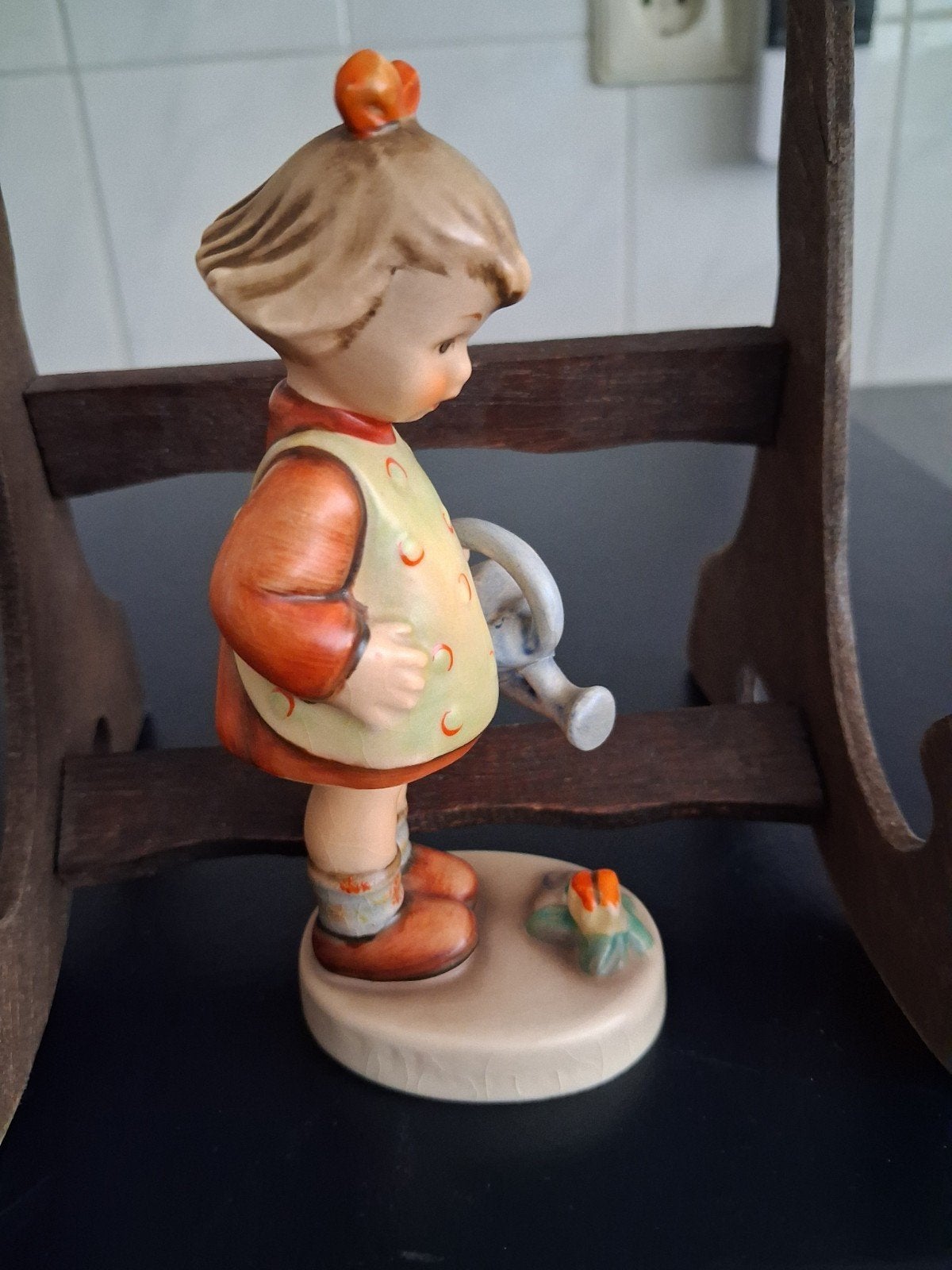 HUMMELTJE PRACHTIG HANDBESCHILDERD PORCELEINEN BEELDJE, Ophalen of Verzenden, Zo goed als nieuw, Hummel