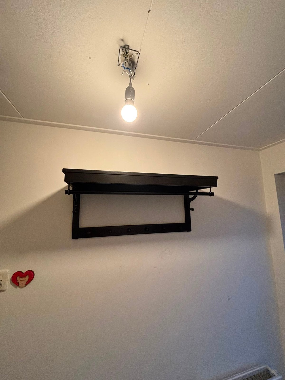 Zwarte wandkapstok met hoedenplank en roede, Gebruikt, Minder dan 100 cm, Hout, Ophalen