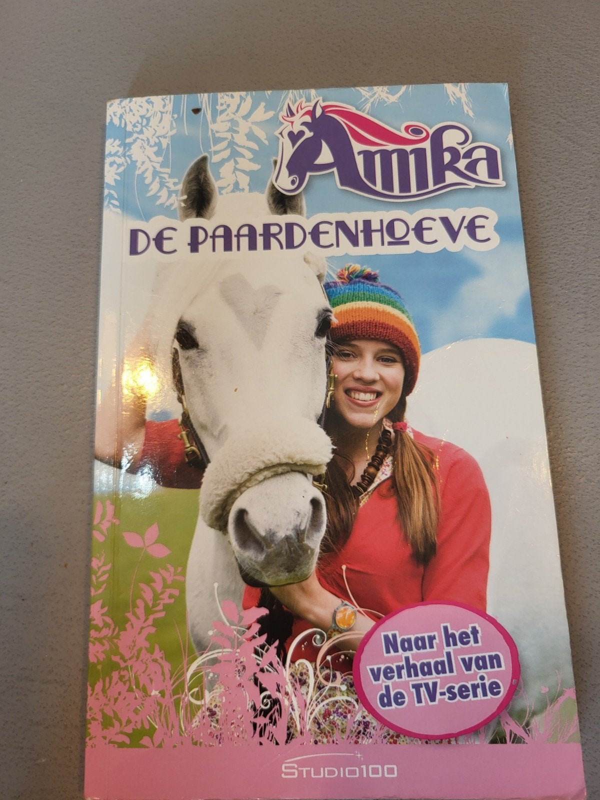 Amika: De Paardenhoeve - Studio 100 Boek, Ophalen of Verzenden, Gelezen, Anjali Taneja, Fictie