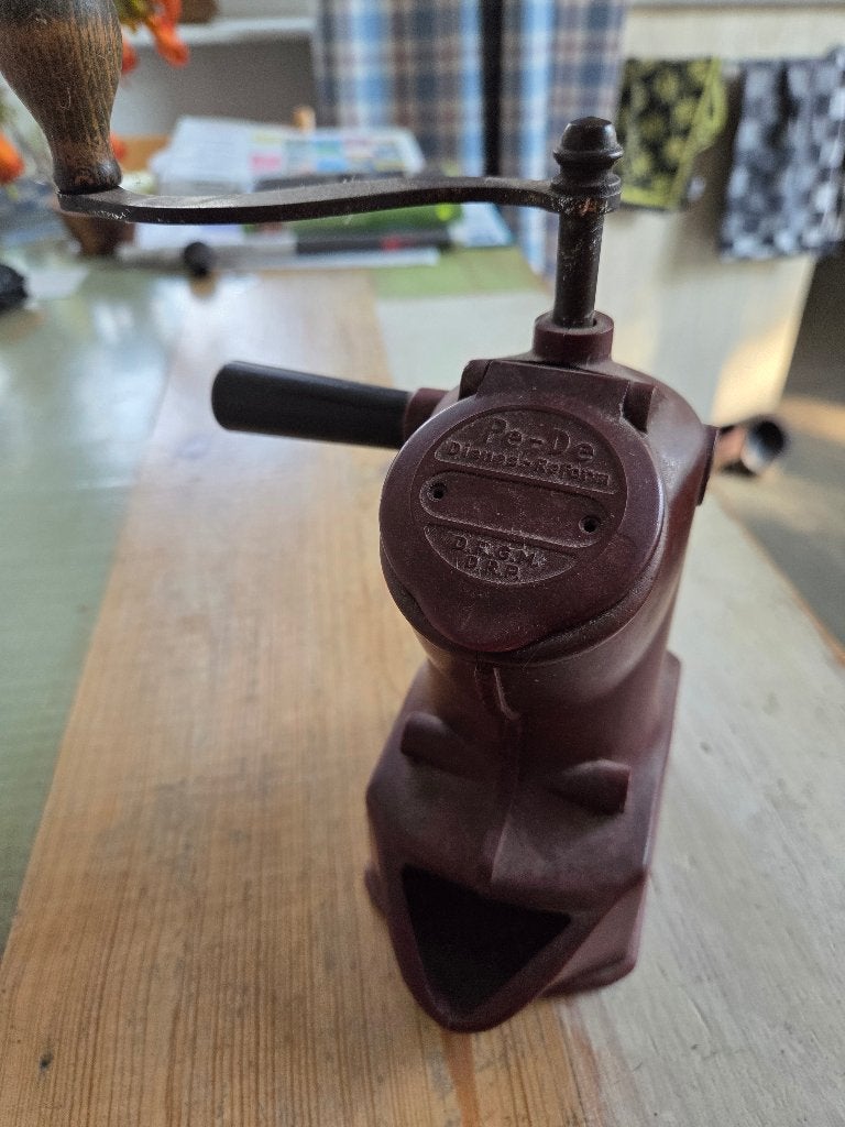 Bakelieten koffiemolen, Ophalen