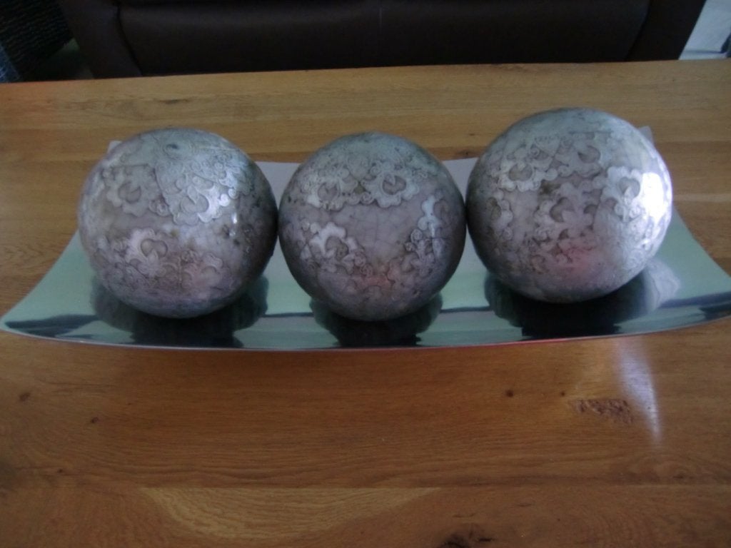 Decoratieve schaal met 3 ballen., Gebruikt, Schaal, Ophalen of Verzenden, Metaal