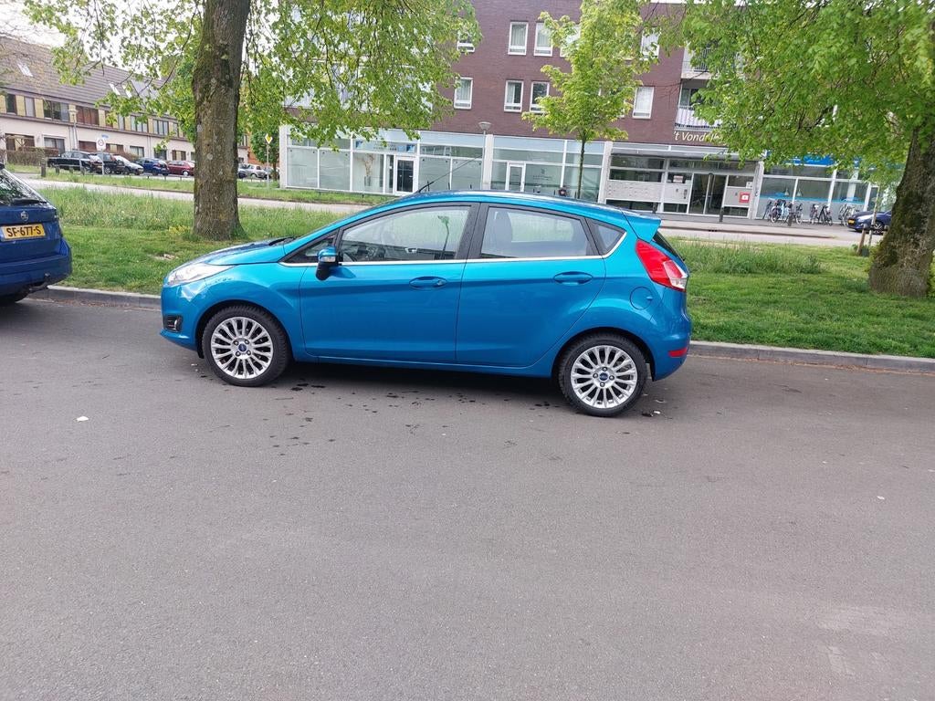 Ford Fiësta 1.0 74KW/100PK 5D 2013 Blauw, Auto's, Ford, Voorwielaandrijving, 40 €/maand, Zwart, Blauw
