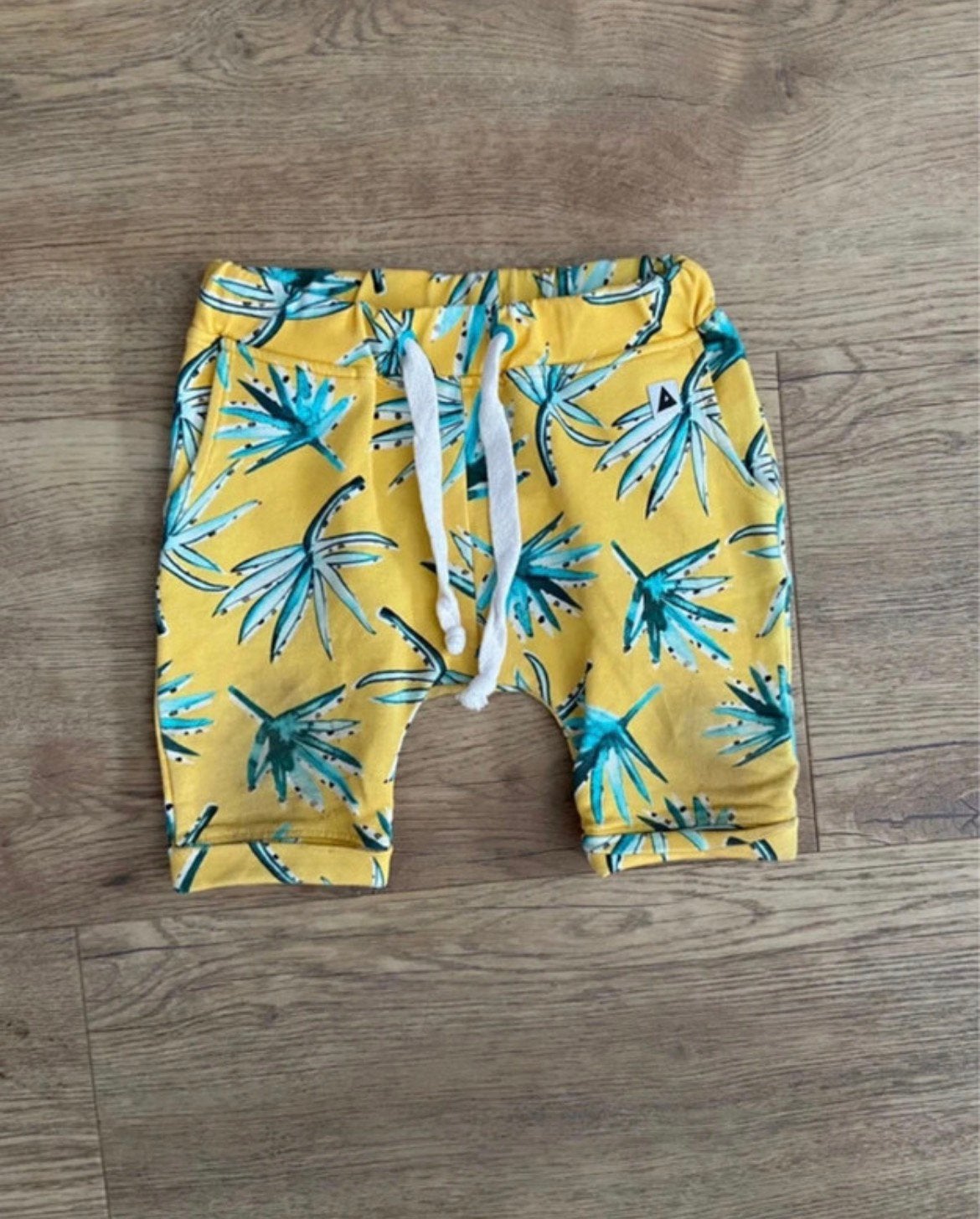 Ammehoela | Gele korte broek | Maat 86/92 | Sweatshort, Broekje, Ophalen of Verzenden, Zo goed als nieuw, Ammehoela