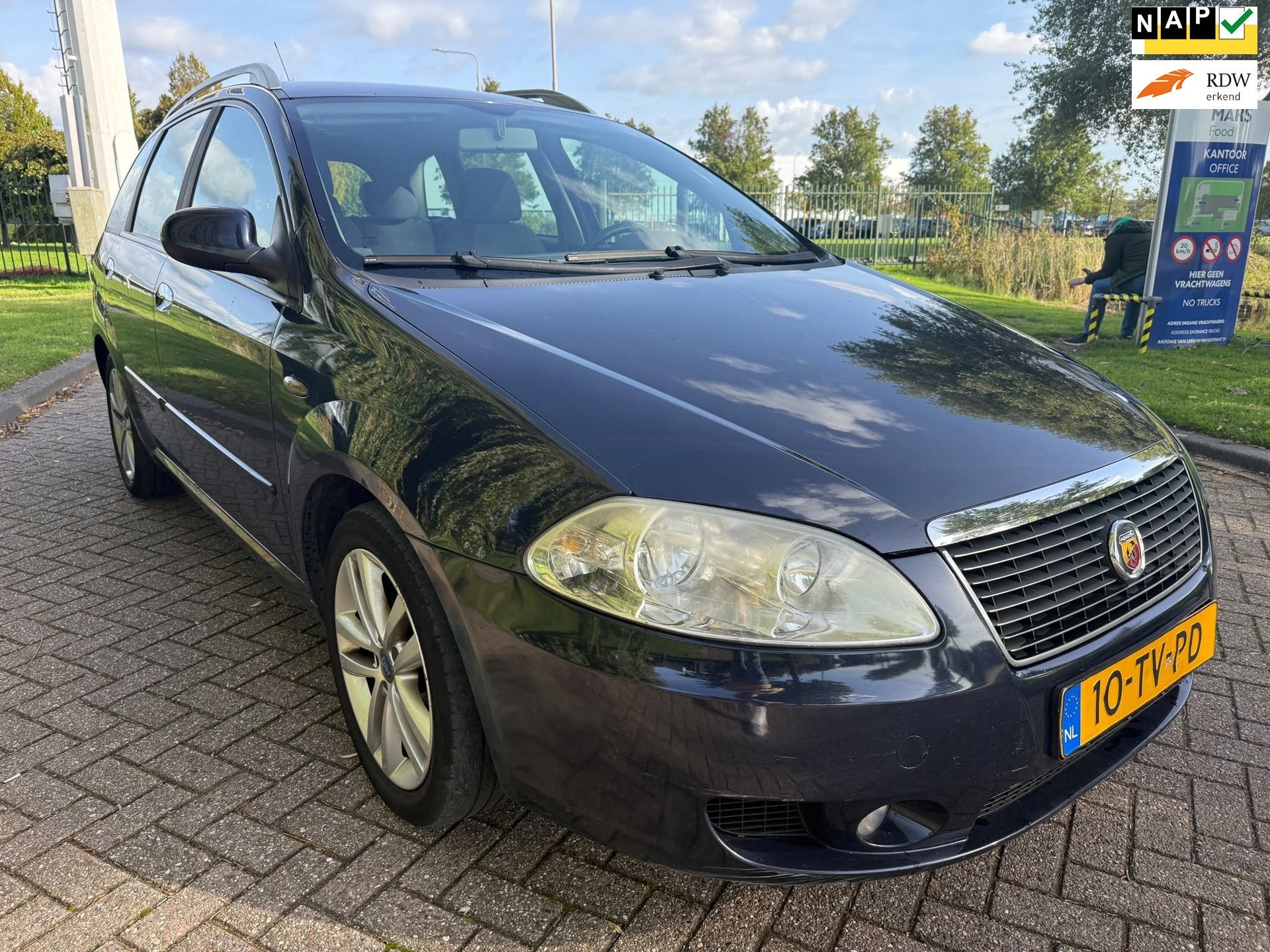 Fiat Croma 2.2-16V Dynamic Carplay Aut, Trekhaak, Auto's, Stof, Gebruikt, Zwart, 4 cilinders