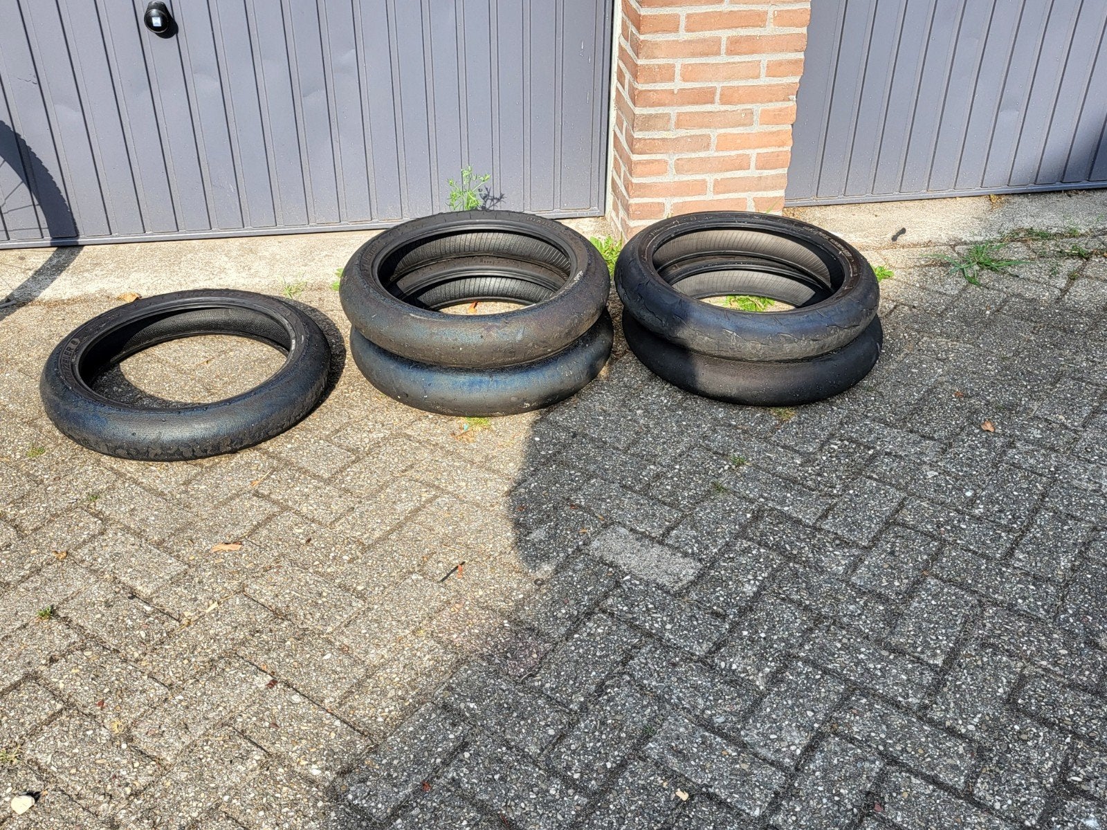 Te koop set voorbanden pirelli/bridgestone/metzeler, Ophalen