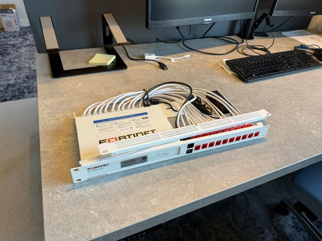 Fortinet FortiGate 60F Firewall met Rackmount Kit, Computers en Software, Netwerk switches, Ophalen, Zo goed als nieuw