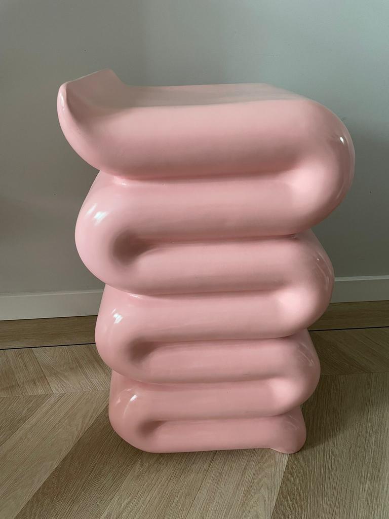 Roze Design Bijzettafel / Zuil - Speels & Uniek &klevering, Huis en Inrichting, Tafels | Bijzettafels, Ophalen, Nieuw, Overige vormen