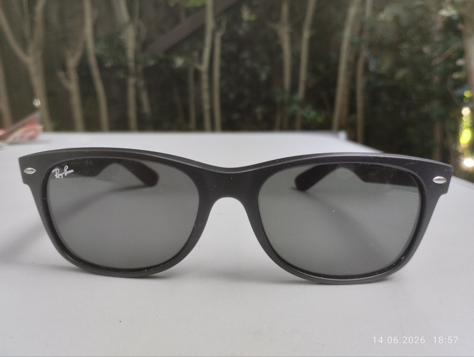 Ray-Ban RB2132 New Wayfarer Zonnebril - Zo goed als nieuw, Zonnebril, Zwart, Ophalen of Verzenden, Zo goed als nieuw