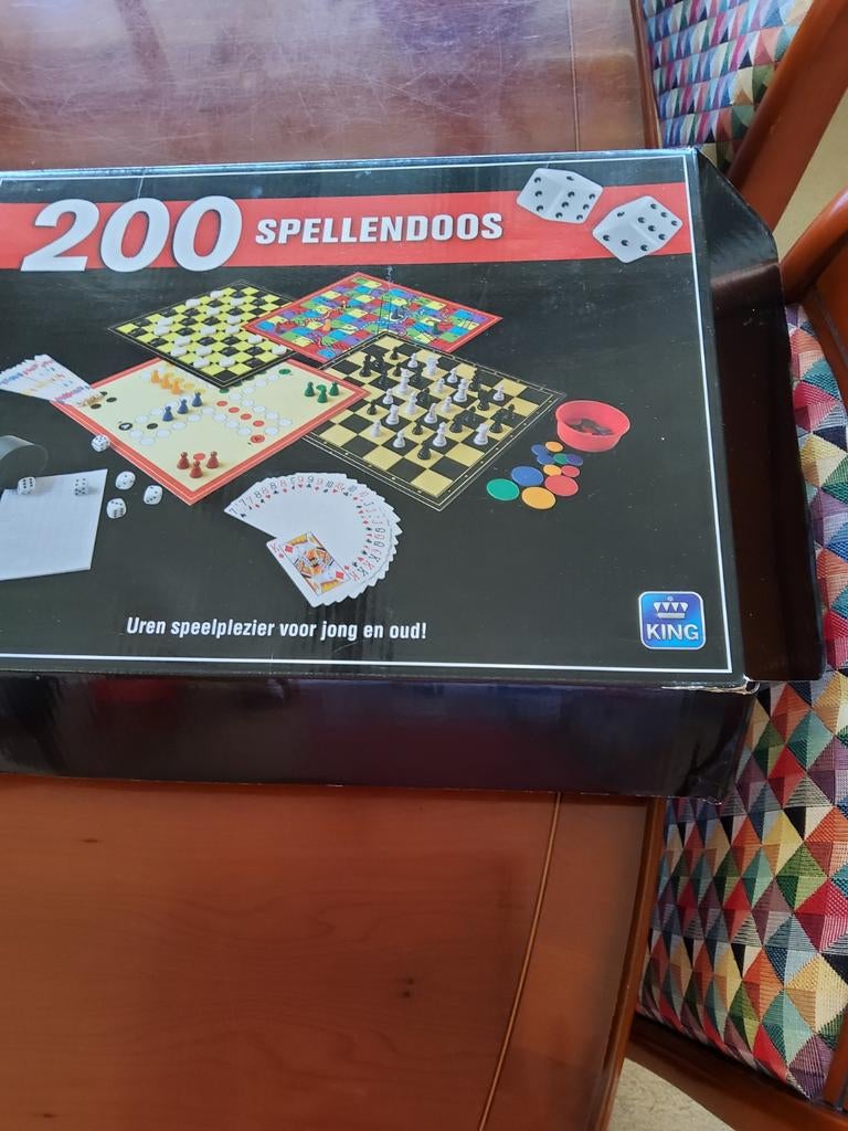 200 Spellendoos - Uren speelplezier voor jong en oud!, Hobby en Vrije tijd, Gezelschapsspellen | Bordspellen, Vijf spelers of meer