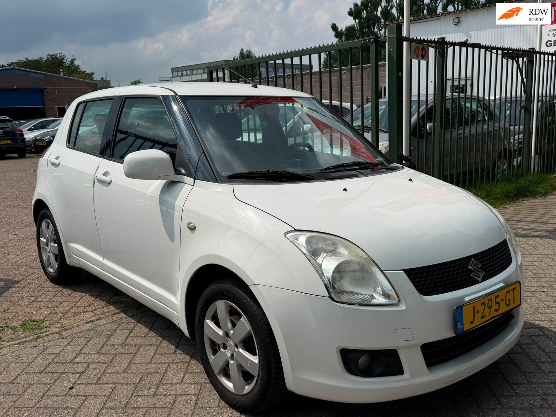 Suzuki Swift 1.3 Base Carplay stoelverwarming airco elektris, Voorwielaandrijving, 400 kg, Bedrijf, Handgeschakeld