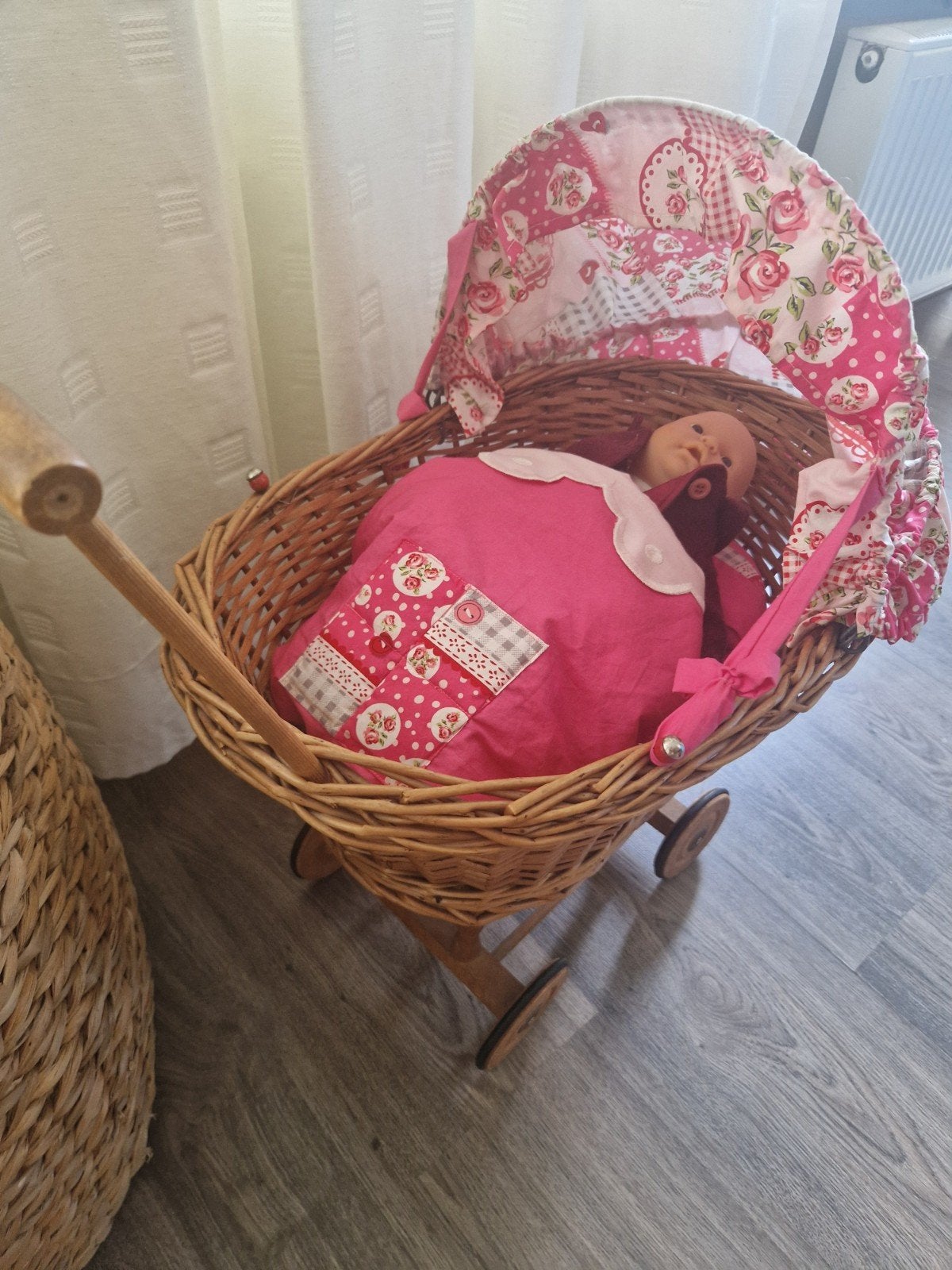 Ouderwetse Rotan Poppenwagen met Pop en Nette Bekleding, Ophalen, Gebruikt, Babypop