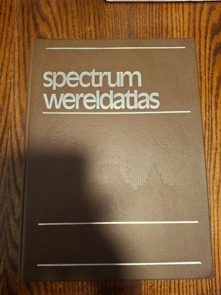 Spectrum wereld atlas, jaren 80, Boeken, Ophalen of Verzenden, Gelezen, Algemeen
