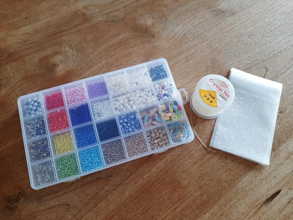 Set kralen met diverse bedeltjes, slotjes en draad 0,6 mm, Hobby en Vrije tijd, Ophalen of Verzenden, Zo goed als nieuw, Kraal
