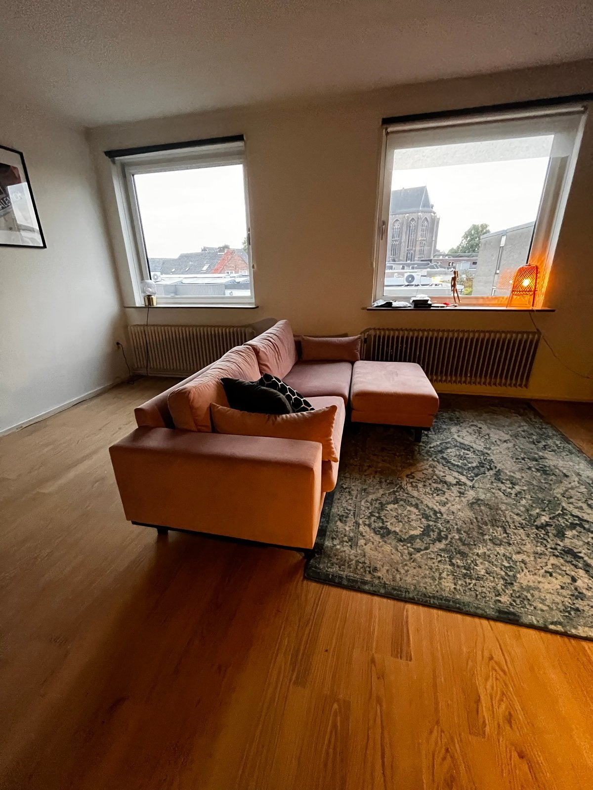 Oud roze bank met bijpassende hocker, Huis en Inrichting, Banken | Bankstellen, Ophalen, Gebruikt, Driepersoons, 75 tot 100 cm