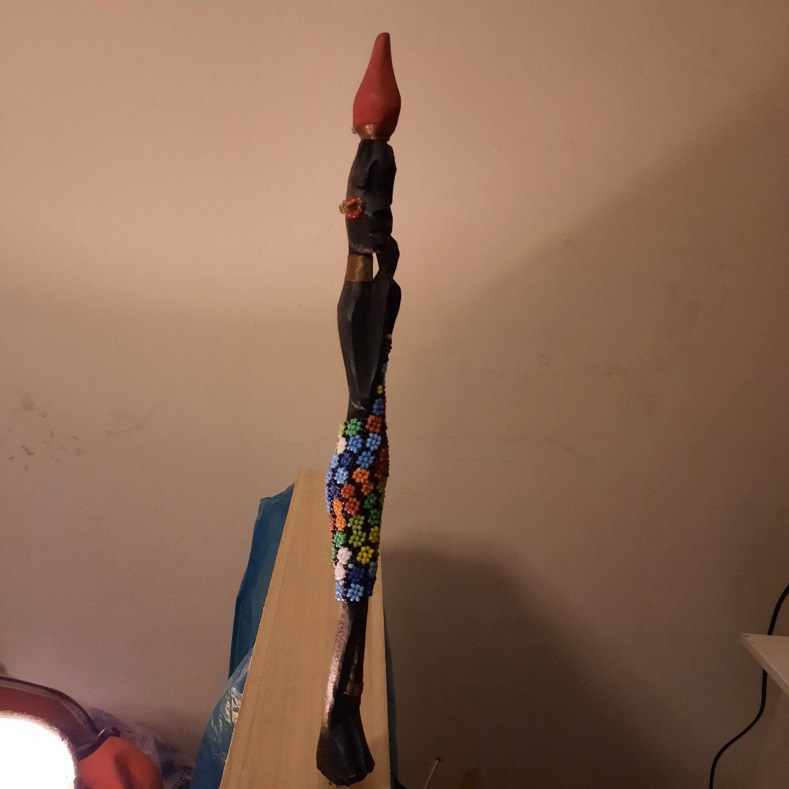 Afrikaans houten beeld met kralenversiering, Ophalen, Overige onderwerpen, 50 - 100 cm, Handgemaakt