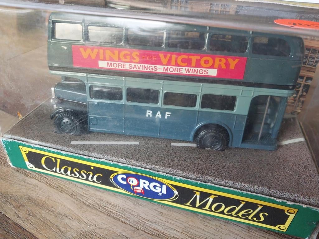 Corgi Classic Models dubbeldekker bus RAF, Hobby en Vrije tijd, Modelauto's | Overige schalen, Ophalen of Verzenden, Bus of Vrachtwagen