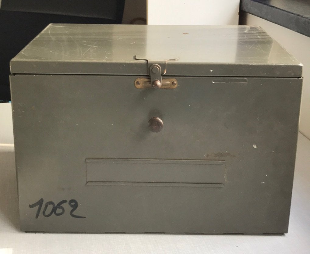 Vintage metalen archiefbox / locker/ postvak fabriek  - flat, Antiek en Kunst, Curiosa en Brocante, Ophalen