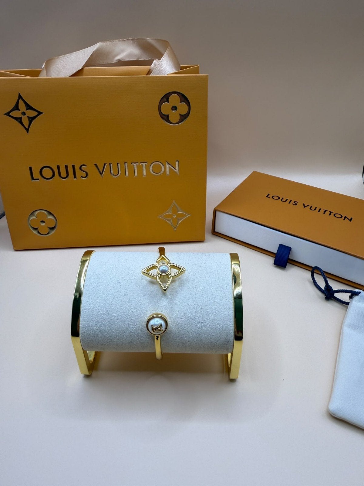 LLV Armband Goudkleurig met Parel en Logo, Overige materialen, Nieuw, Ophalen of Verzenden, Met bedels of kralen
