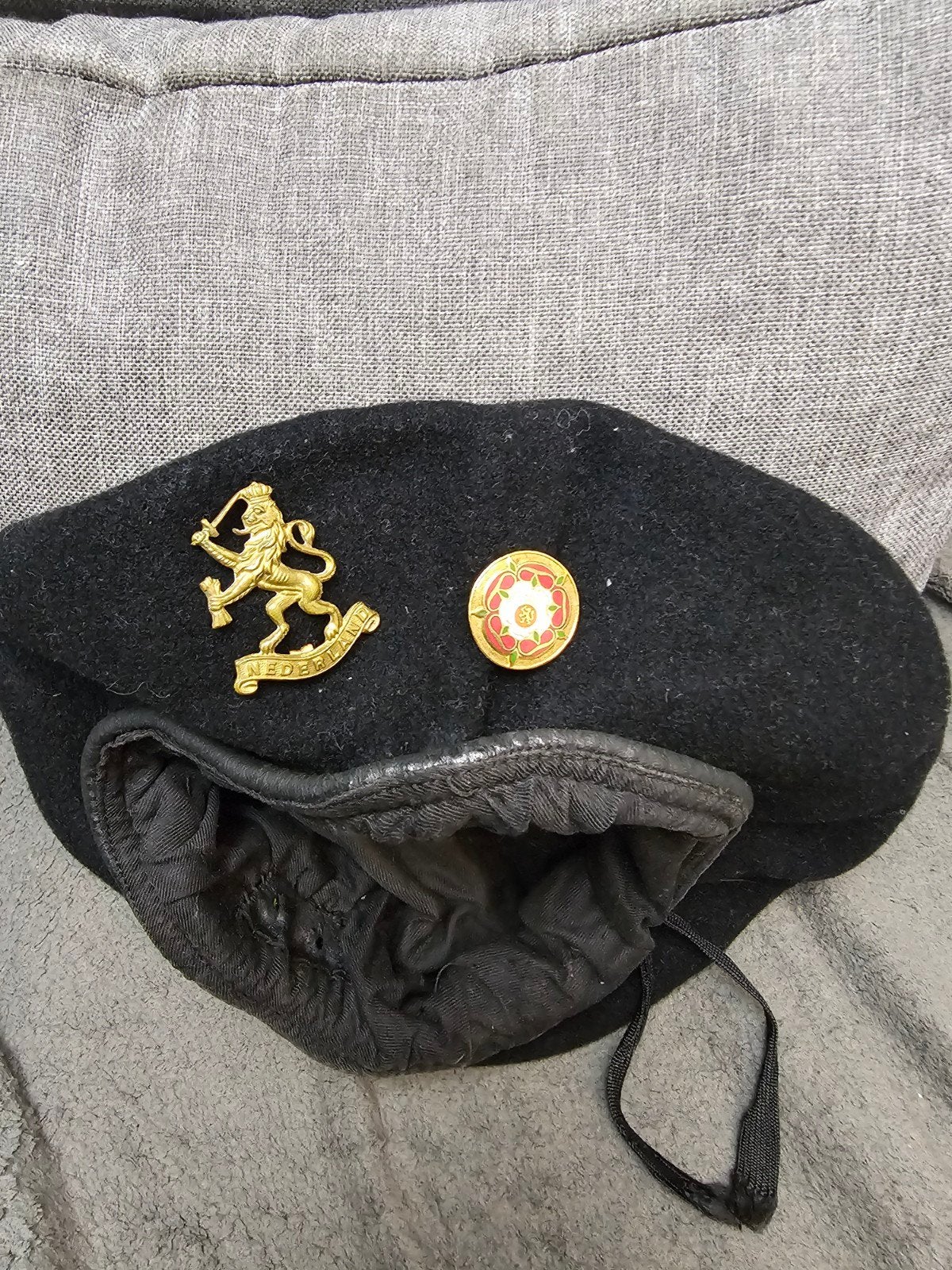 Militaire baret met Tudorroos en Nederlands wapen, Verzenden, Landmacht, Nederland, Embleem of Badge