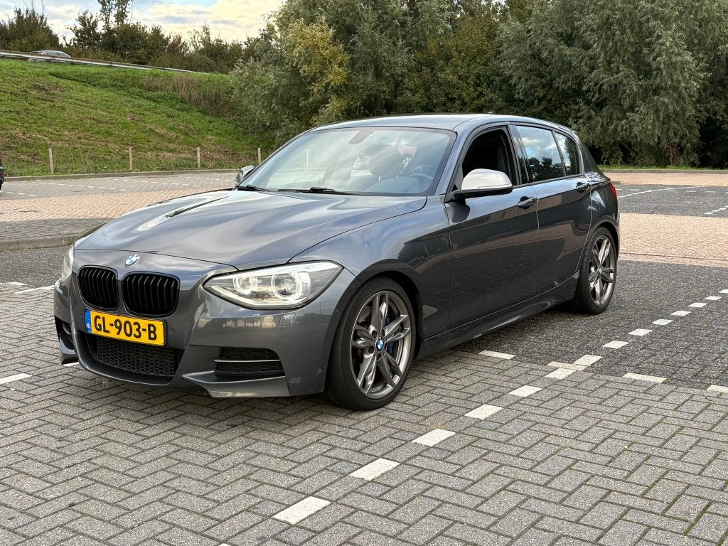 BMW M135i – Handgeschakeld, Achterwielaandrijving, Auto's, Achterwielaandrijving, Zwart, 320 pk, Alcantara