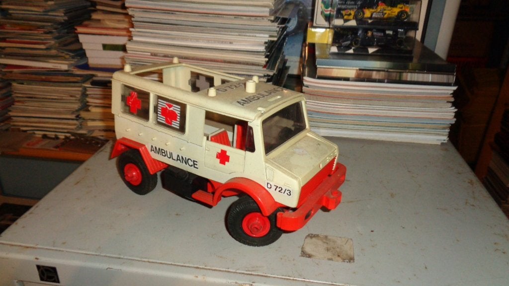 ModelAuto  UNIMOG  AMBULANCE  (4), Ophalen of Verzenden, Gelezen, Overige merken