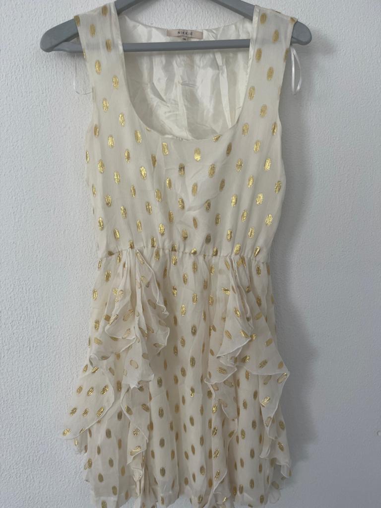 Nikkie jurk met gouden stippen en ruchesj - Maat 34 (XS), Beige, Ophalen of Verzenden, Zo goed als nieuw, Maat 34 (XS) of kleiner