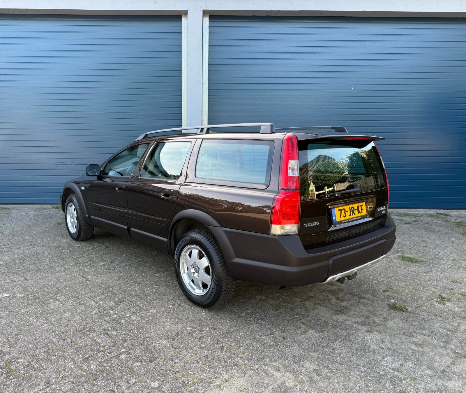 Volvo V70 2.4 T XC Geartronic Comfort 4WD - 1ste eigenaar, Auto's, Dealer onderhouden, 1800 kg, Zwart, Bruin