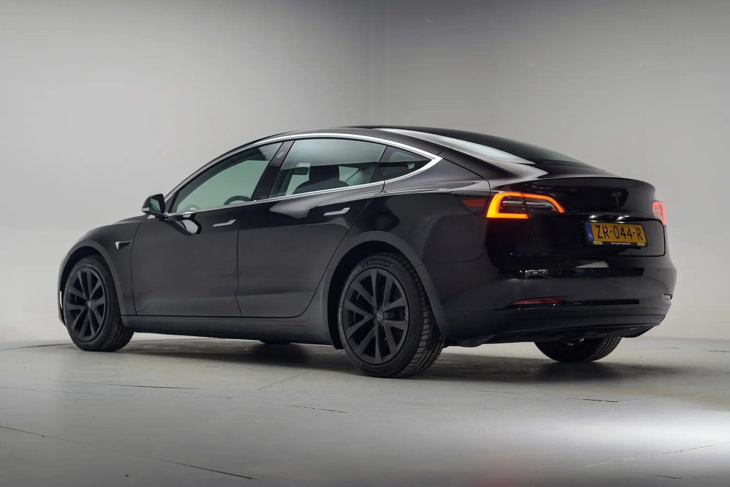 Foto 3 van Tesla Model 3 Standard RWD Plus 60 kWh [ Panoramadak Stoelve