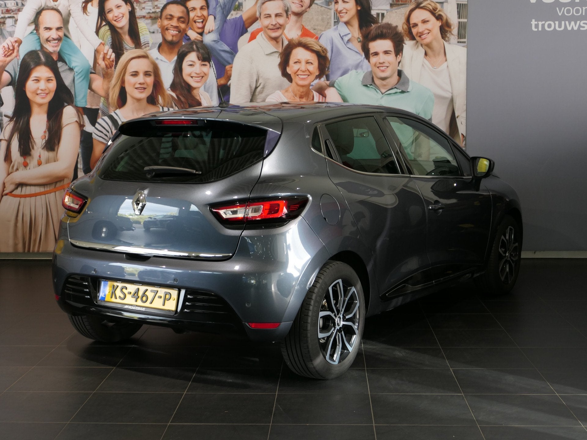 Renault Clio 0.9 TCe Intens *Dealer onderhouden* - Panodak -, Auto's, Gebruikt, Automatische klimaatregeling, Leder en Stof, 49 €/maand
