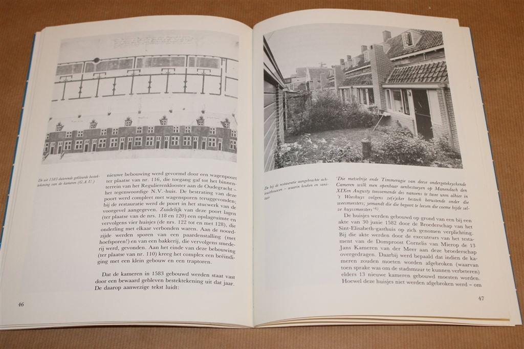 Hofjes in Utrecht [W. Thoomes] — Overzicht Godskameren, Boeken, Ophalen of Verzenden, Gelezen