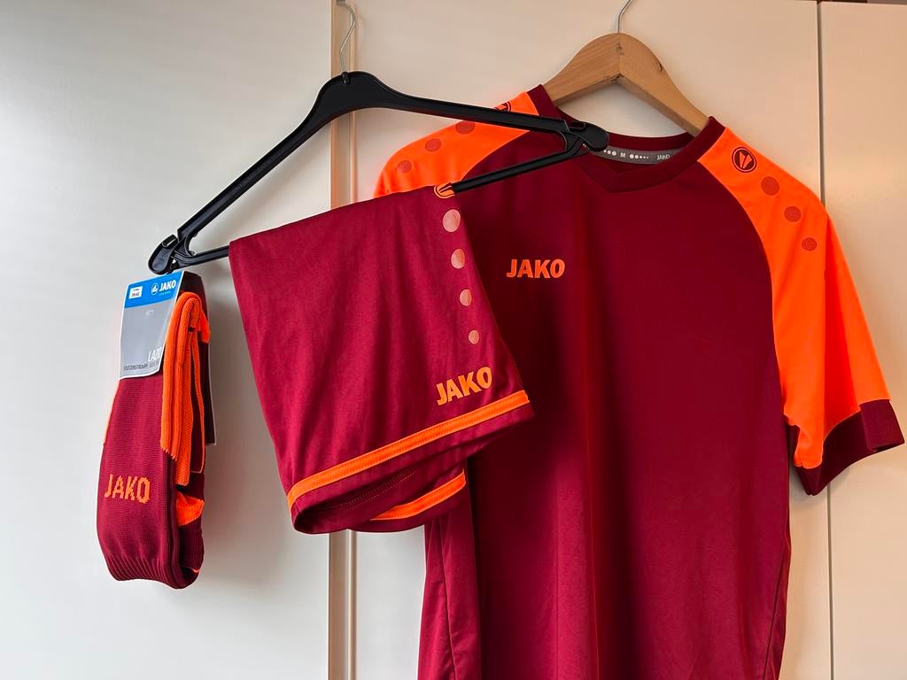 Jako voetbaltenue (shirt, broekje, sokken) Nieuw, Kleding | Heren, Sportkleding, Nieuw, Ophalen of Verzenden, Voetbal, Rood