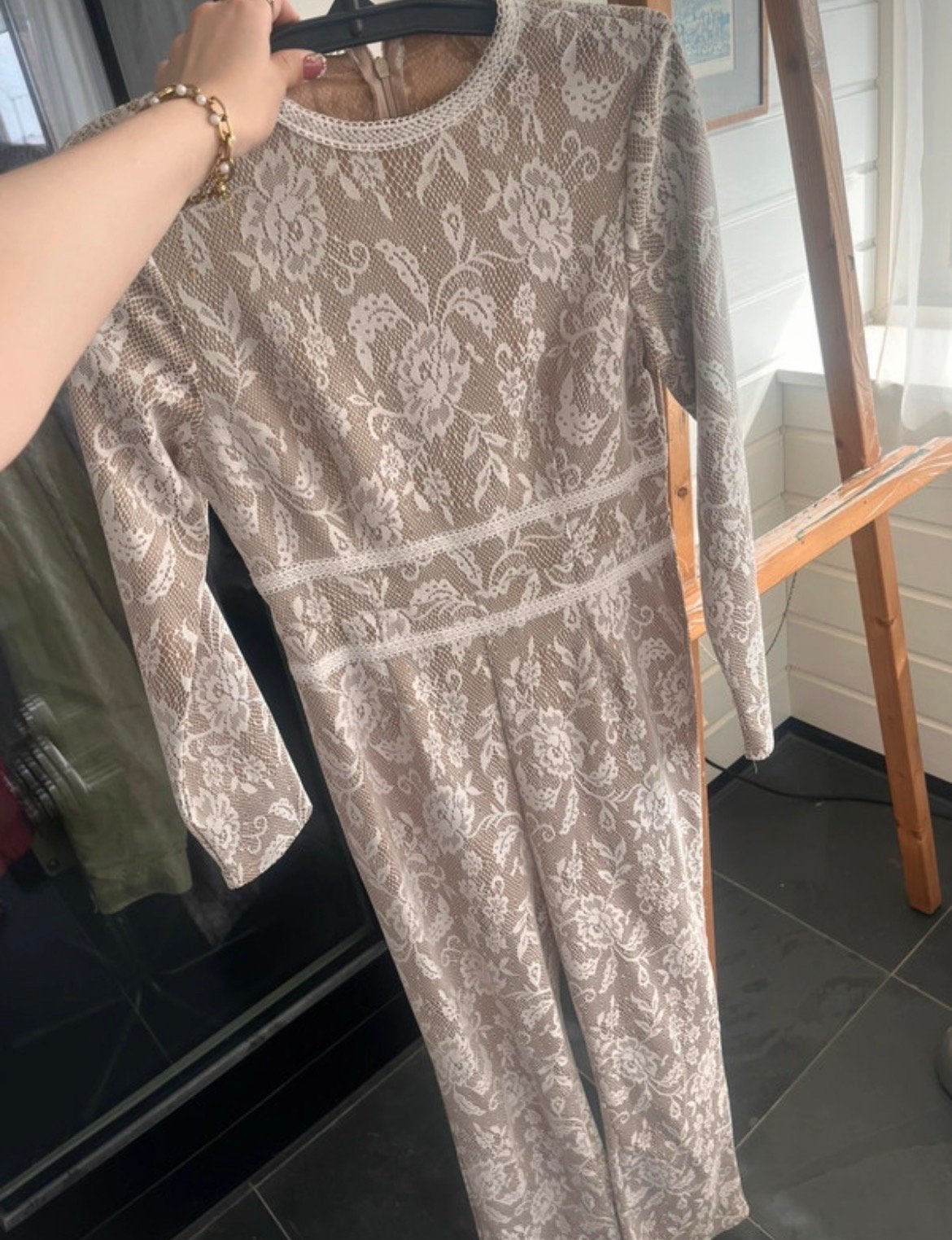 Elegante kanten jumpsuit in beige en wit, maat M, Verzenden, Zo goed als nieuw, Maat 38/40 (M), Beige