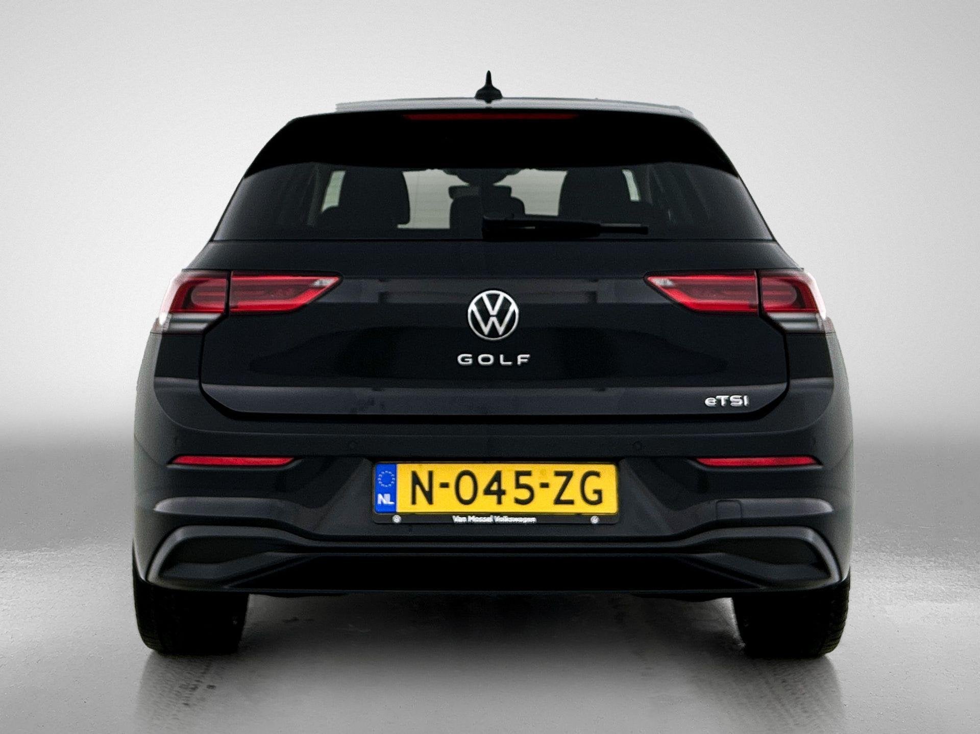 Volkswagen Golf 1.5 eTSI R-Line Business 150 PK | Automaat |, Auto's, 12 maanden, 4 cilinders, Zwart, Bedrijf
