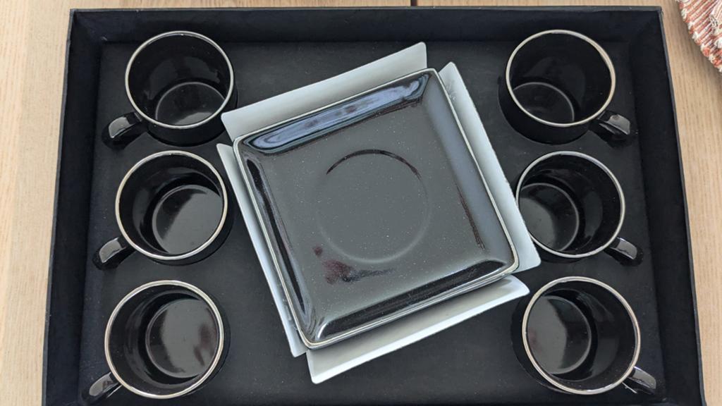 Servies set zwart, Huis en Inrichting, Ophalen, Overige stijlen, Kop(pen) en/of Schotel(s)