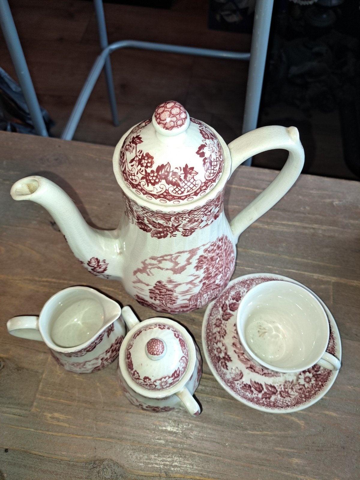 Vintage theeservies met rood-wit patroon, Ophalen