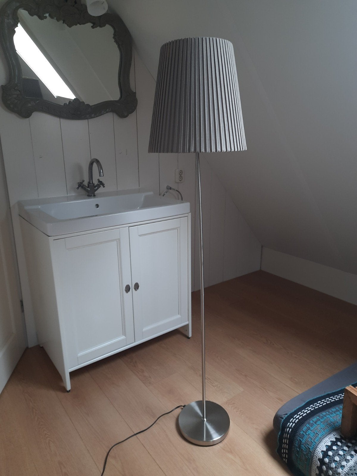 Moderne staande lamp met plissé kap, Huis en Inrichting, Lampen | Vloerlampen, Gebruikt, 150 tot 200 cm, Metaal, Textiel, E27 (groot)