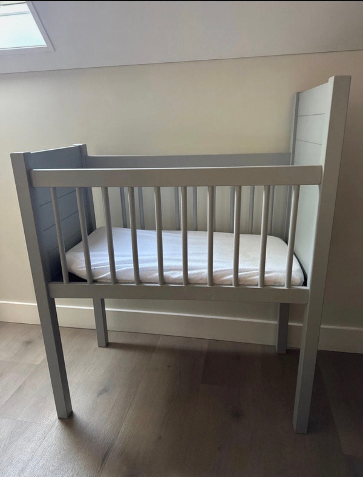 Kidsmill Noa II wieg - Grijs met matras, Ophalen, Eenpersoons, Zo goed als nieuw, Overige maten