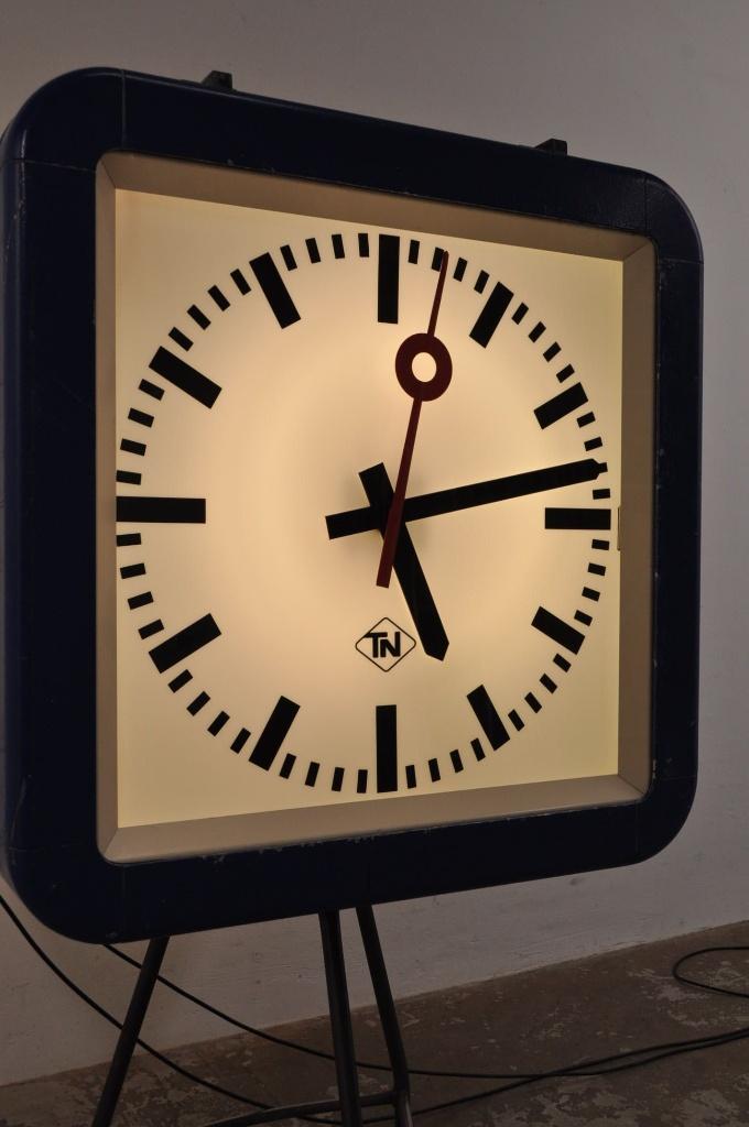 Dubbelzijdige NS stationsklok XL klok Telenorma, Ophalen of Verzenden, Gebruikt, Wandklok
