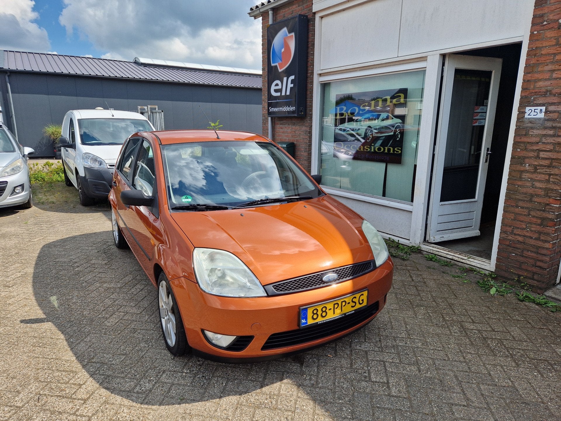 Ford Fiesta 1.3i "Futura" 5 Deurs - Trekhaak - Airco - Apk 2, 1299 cc, Stof, Bruin, Origineel Nederlands