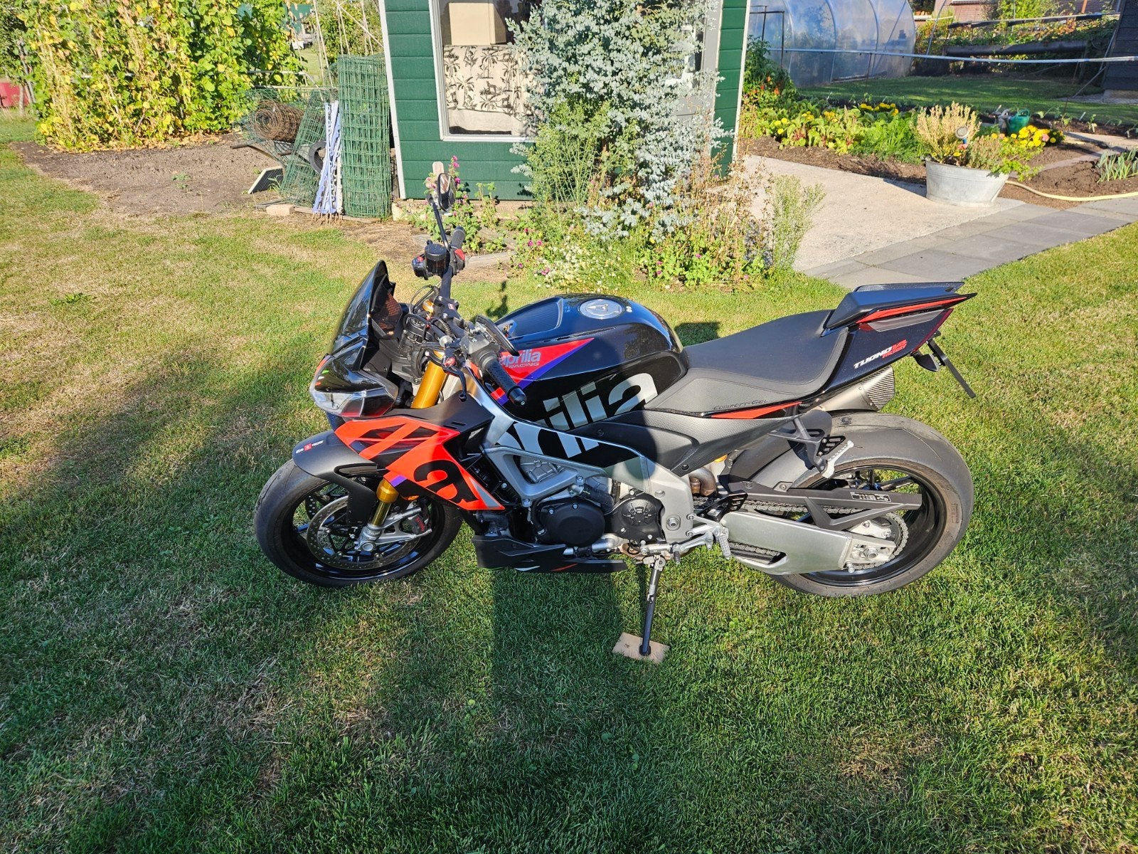 Aprilia Tuono V4 1100 Factory 2025! bomvol opties, Traction Control, 4 cilinders, Motorrijbewijs A, Gebruikt