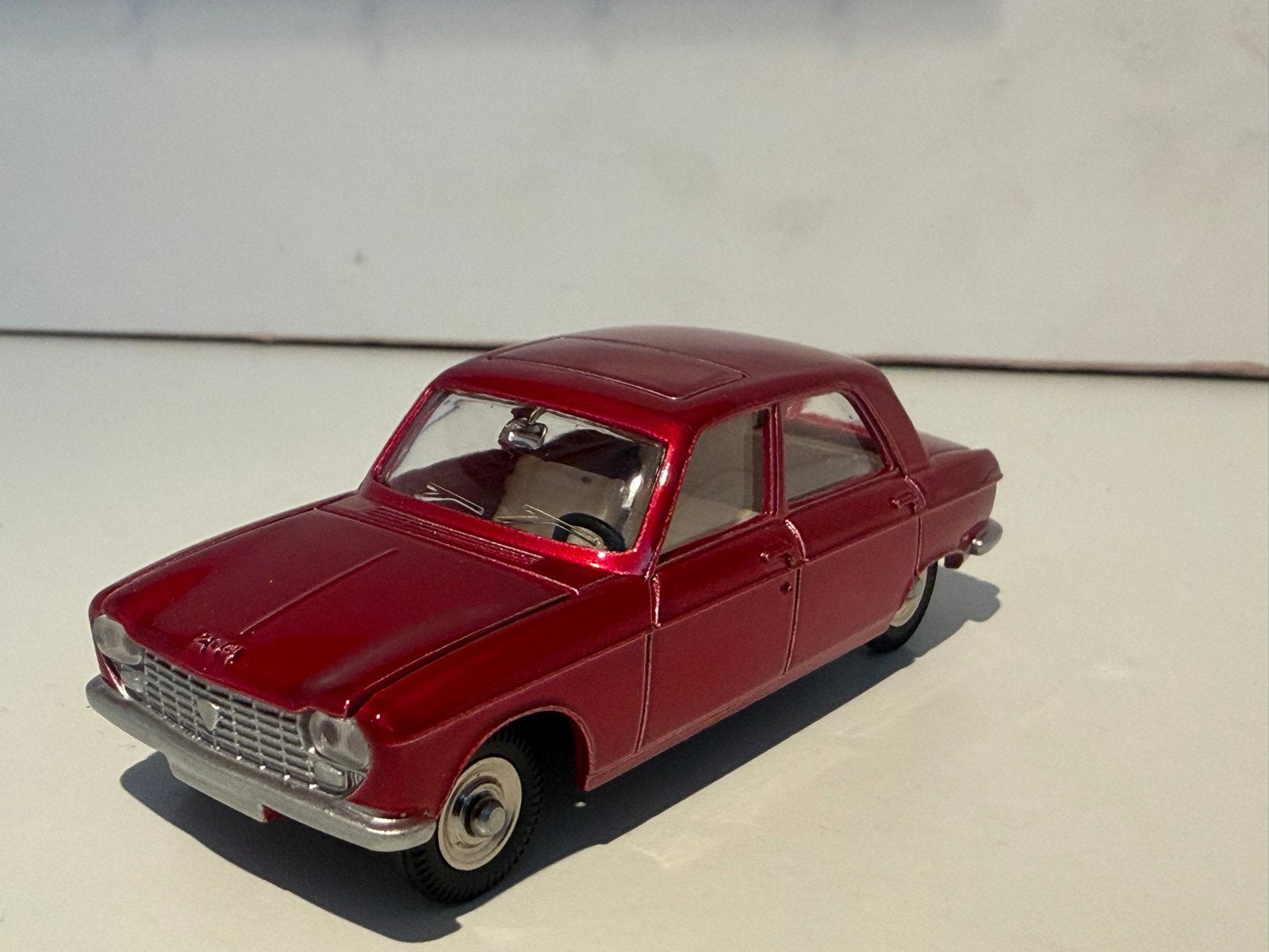 Dinky Toys Peugeot 204 - Rode Miniatuur Auto, Ophalen of Verzenden, Zo goed als nieuw, Auto