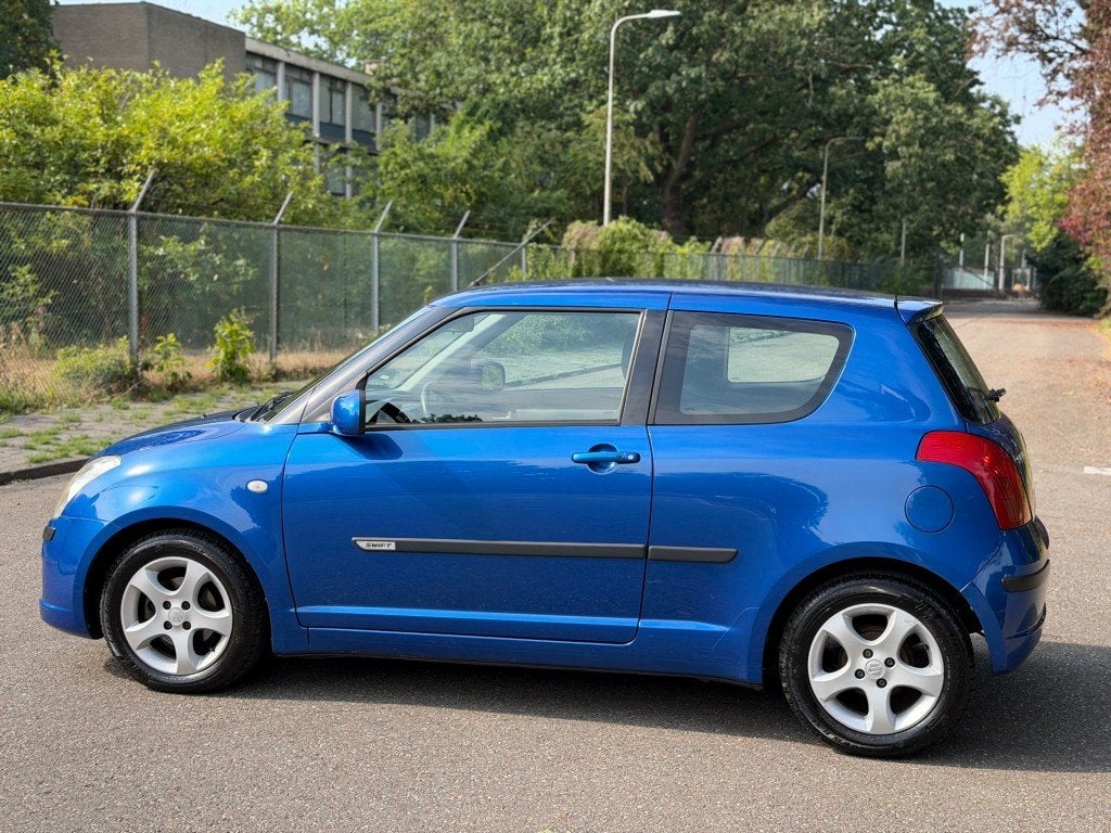 Suzuki SWIFT 1.5 Exclusive Automaat - Airco - APK 04-2027 !!, Auto's, Startonderbreker, 4 cilinders, Swift, Bedrijf