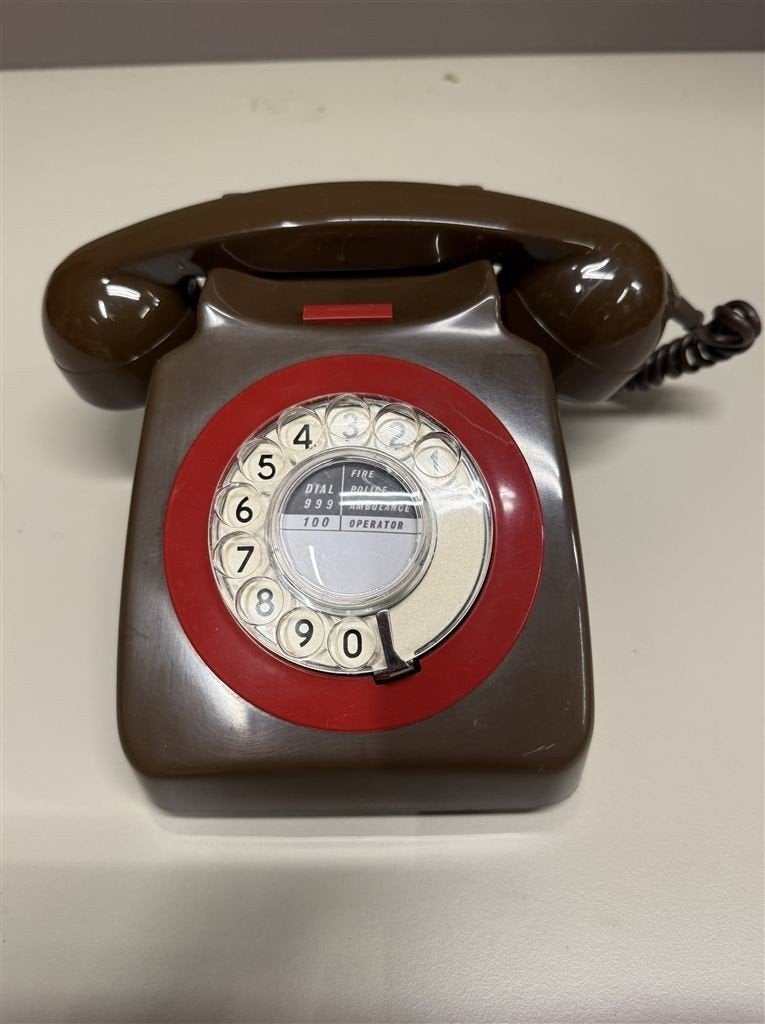 Vintage telefoon 746 Yeoman bruin en rood - Draaischijf tele, Ophalen of Verzenden, Zo goed als nieuw