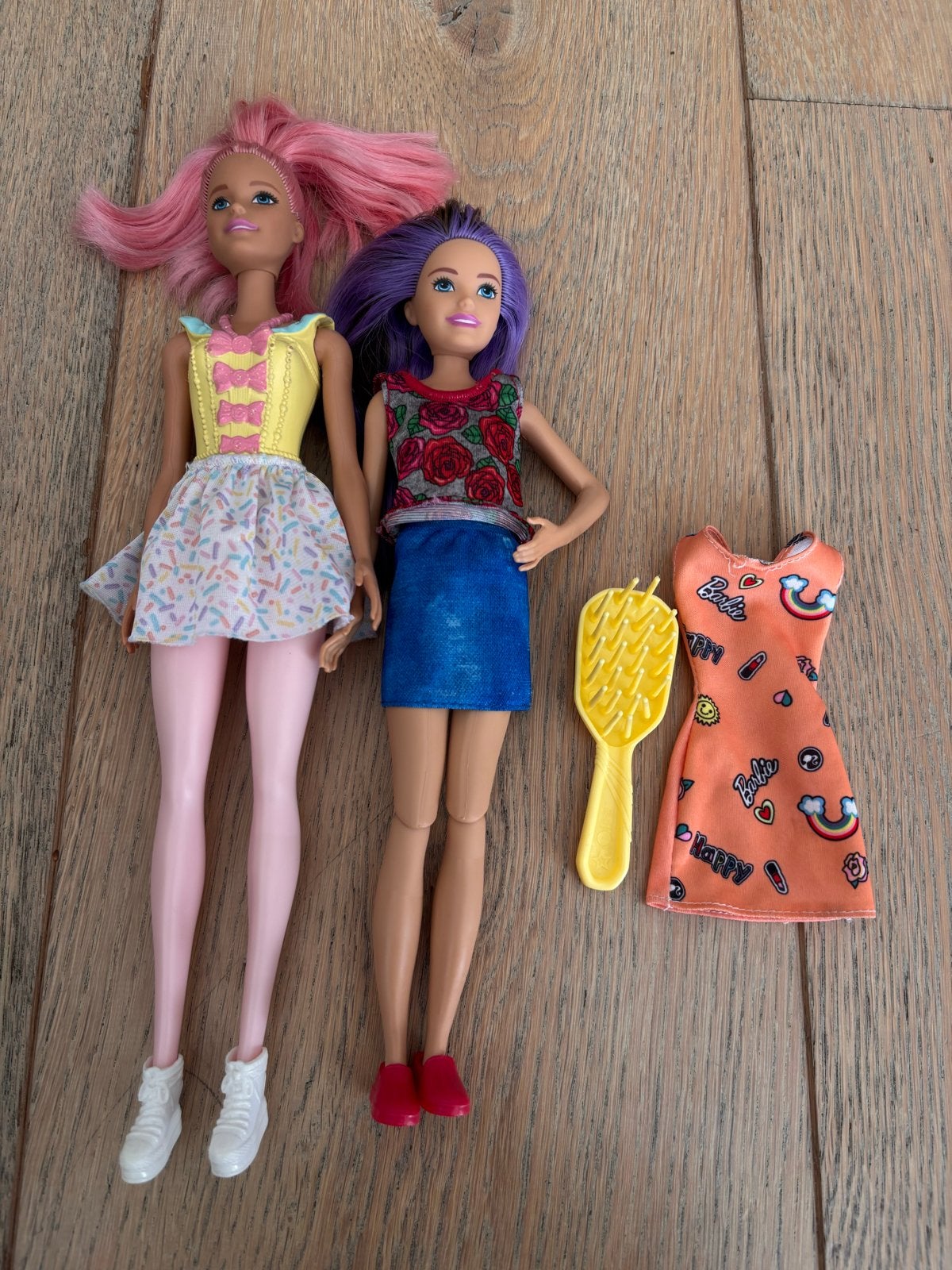 2 Barbie poppen met extra kleding en borstel, Ophalen of Verzenden, Gebruikt, Barbie