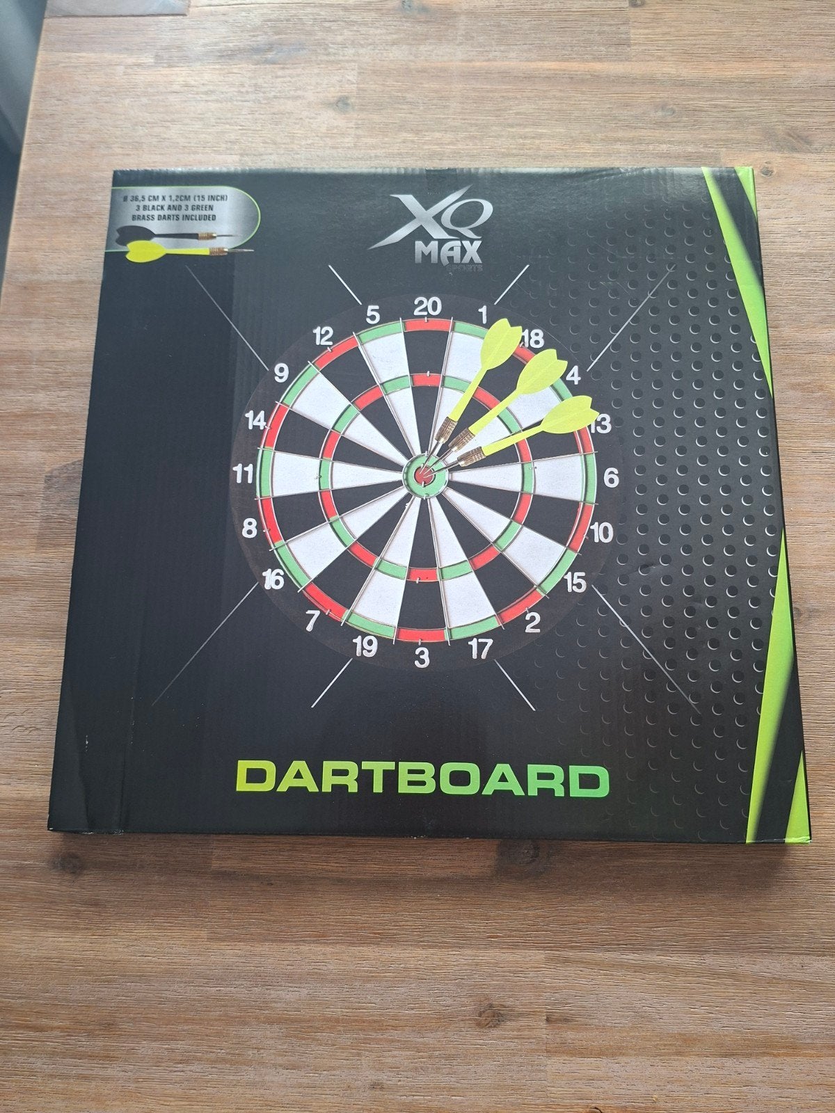 XQ Max Dartbord met pijlen - Nieuw in doos, Sport en Fitness, Darts, Ophalen of Verzenden, Nieuw, Dartbord, Soft tip
