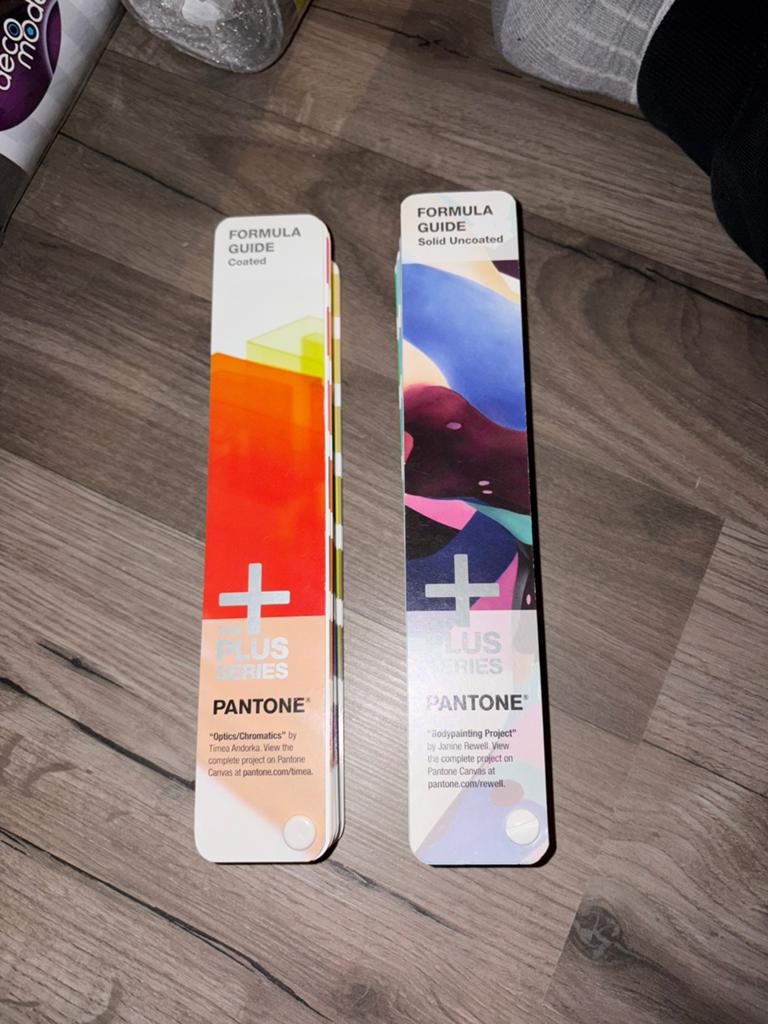 Zgan Pantone Plus Series Coated & Uncoated *NIEUWSTAAT*, Hobby en Vrije tijd, Schilderen, Ophalen of Verzenden, Zo goed als nieuw