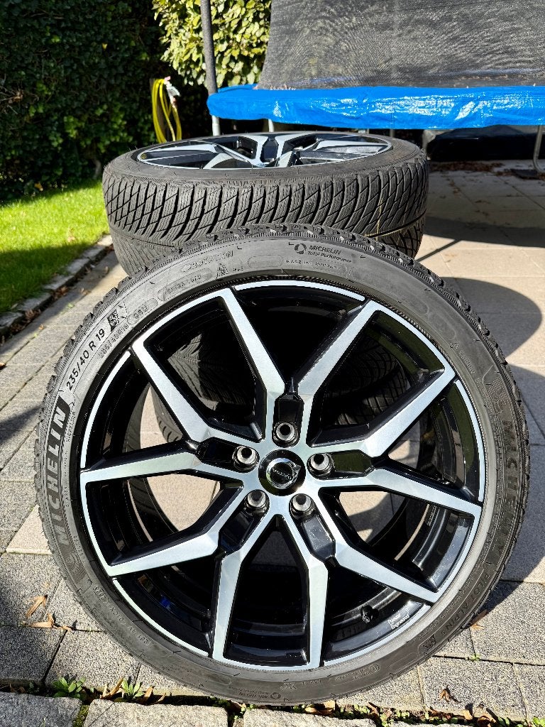 Volvo Polestar Engineered 19" set met winterbanden, Gebruikt, Banden en Velgen, Winterbanden, 235 mm