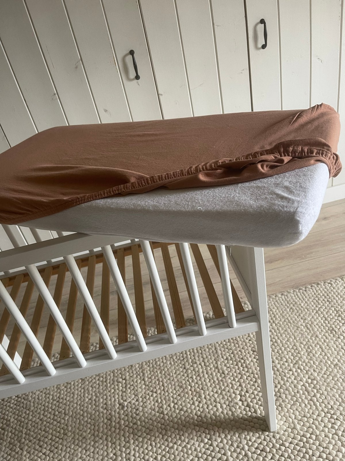 Wit houten wiegje met matrasje als co sleeper gebruikt., Kinderen en Baby's, Ophalen, Gebruikt, Wieg