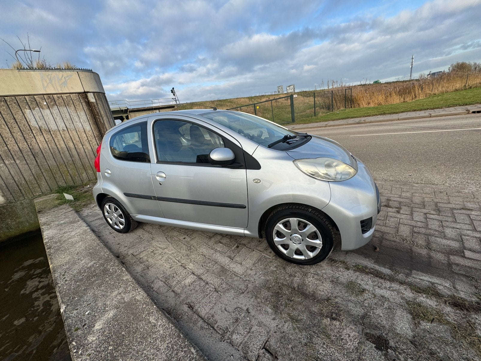 Peugeot 107 1.0 12V 5DR 2-TRONIC 2011 Grijs, Auto's, Peugeot, Stof, Zwart, 4 stoelen, 68 pk