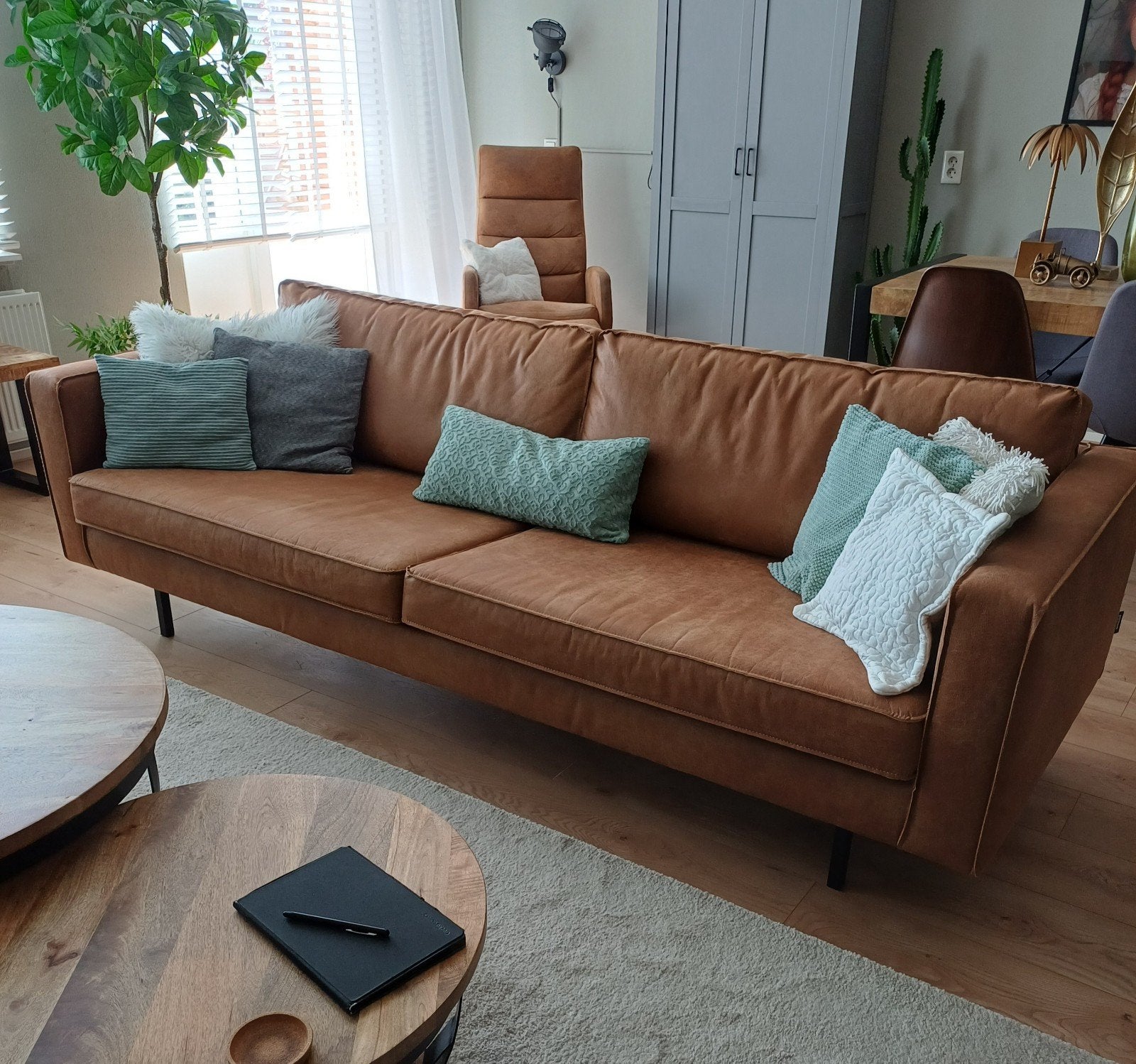 mooie 3 zits bank. merk Woood. kleur cognac. lengte 235 cm, Huis en Inrichting, Banken | Bankstellen, Ophalen, Zo goed als nieuw